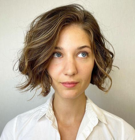 French Bob with a Side Part Bob Side Part, Side Part Bob, Short Wavy Bob, Wavy Bob Haircuts, Tousled Bob, French Bob, Square Face Hairstyles, Bob Hairstyles With Bangs, Wavy Bob