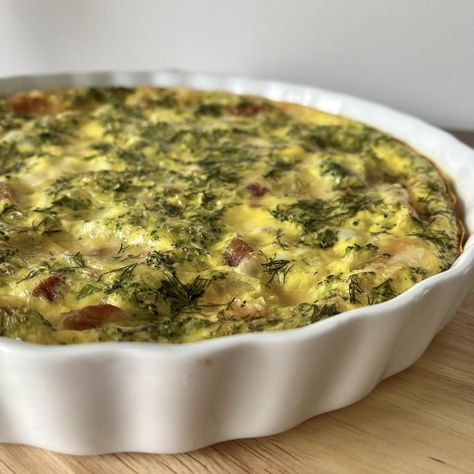 Crustless Smoked Ham Broccoli and Brie Quiche - The Hungary Soul Brie Quiche, Quiche Crustless, Ham Broccoli, Delicious Quiche, French Tart, Honey Glazed Ham, Ham And Eggs, Cheese Quiche, Crustless Quiche