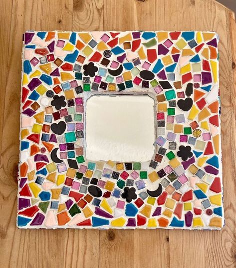 Mosaic Mirrors Ideas Diy, Mirror Frame Makeover, Tile Mirrors, Diy Mosaic Projects, Mosaic Mirror Frame, Plain Mirror, Colorful Mirror, Mosaic Tile Mirror, Mirror Frame Diy