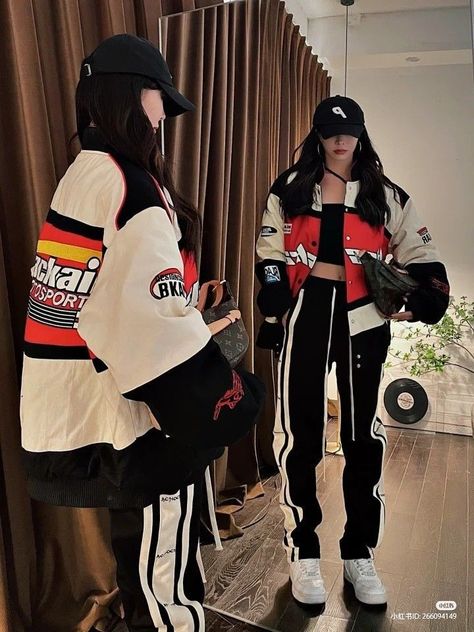 Big Jacket Outfits Street Style, Motorsport Outfit, Baseball Jacket Outfit, Jaket Motor, Moto Jacket Outfit, Fashion Models Men, Tomboy Look, Jacket Outfit Women, Looks Country