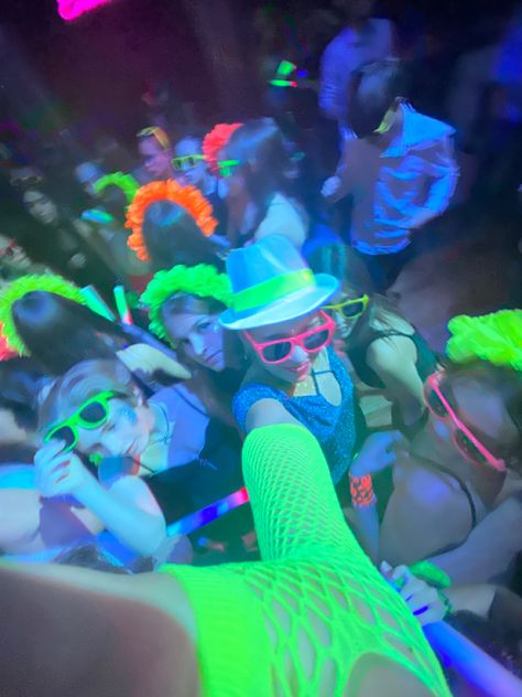 Neon Aesthetic Party, Glow Theme Party Outfits, Glow In The Dark Party Ideas For Adults, Neon Night Outfit, Neon Aesthetic Outfit, Neon Party Outfit Ideas, Glow In The Dark Party Ideas Outfit, Neon Outfits Aesthetic, Black Light Party Outfit