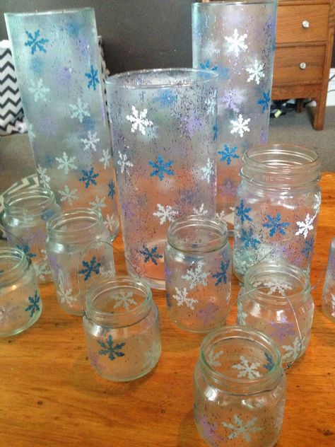 The Dabbling Crafter: DIY Sunday: Snowflake Jars and Candle Holders -- Frozen Party Decoration Frozen Diy Party, Disney Birthday Party Ideas, Frozen Decorations, Frozen Bday Party, Frozen Party Decorations, Frozen Christmas, Frozen Themed Birthday Party, Disney Birthday Party, Frozen Theme Party