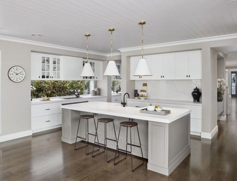 Designing a Hamptons Style Kitchen: 9 Things you Must Include Modern Hamptons Kitchen, Hamptons Style Bedrooms, Hampton Style Kitchen, Hamptons Style Interior, Hamptons Kitchen, Model Dapur, Modern Hampton, Shaped Kitchen, Classic Kitchen