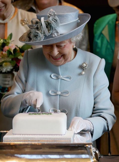 How to make the Queen’s favourite chocolate biscuit cake - and you don't need an oven Ratu Elizabeth, Princesa Anne, Prinz George, Womens Institute, Queen Hat, Rainha Elizabeth Ii, Principe William, Queen E, Reine Elizabeth Ii