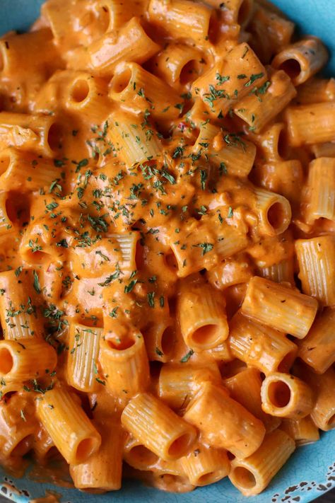 Good Chicken Pasta Recipes, Spicy Rigatoni Pasta Gigi Hadid, Spicy Rigatoni Pasta With Chicken, Spicy Tomato Basil Pasta, Spicy Rigatoni Pasta Bucca, Pasta Dishes Creamy, Spicy Dinner Ideas For Two, Diavolo Pasta Recipes, Spicy Rose Pasta