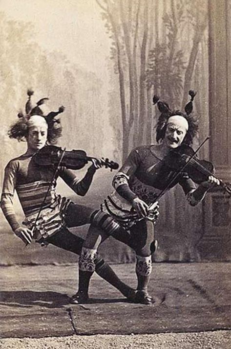 Vintage Circus Performers, Cirque Vintage, Circus Vintage, Old Circus, Street Performers, Pierrot Clown, Circus Acts, Circus Sideshow, Street Music