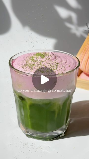 nguyet’s matcha café on Instagram: "🍵Happy national matcha day!  the viral pink foam matcha was everywhere on my feed so had to try it 😅  - matcha ~3tsps + 75ml of 175F water (remove the matcha foam/bubbles with spoon)   pink foam:  - heavy cream 50ml - dragonfruit powder 1tbsp + sugar 1tbsp (dissolve in 20ml hot water) [whisk until slightly thickened]" Matcha Foam, Foam Bubbles, Matcha Cafe, The Matcha, Dragon Fruit, Heavy Cream, Drink Recipes, Try It, Hot Water