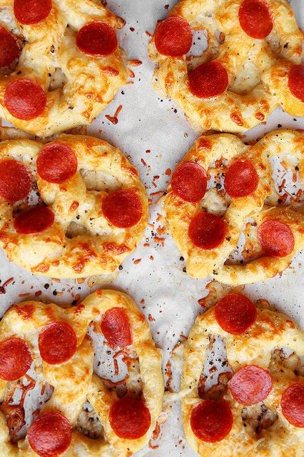 Pretzel Pizza, Wicked Party, Pretzels Recipe, Party Appetizers, Soft Pretzels, Pretzels, Pizza Recipes, Pepperoni Pizza, Appetizer Snacks