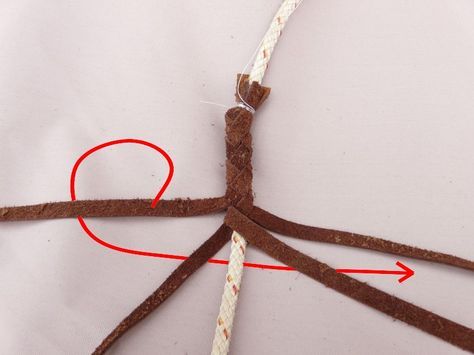 Braided mandolin strap Here is how to make of a leather strap for a bluegrass style mandolin. The main part has a round section, braided with 4 flat strands. The end on the bottom side has a flat sec ... read more ... Rawhide Braiding, Leather Tutorial, Diy Leather Bracelet, Diy Leather Projects, Woman Bag, Round Leather, Braided Strap, Leather Projects, Bag Trends