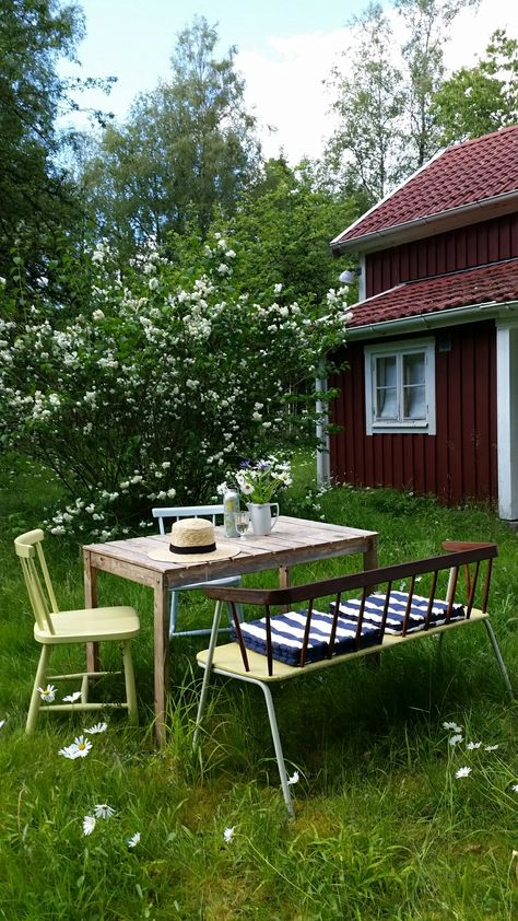 ... Swedish Garden, Swedish Summer House, Swedish Homes, Swedish Houses, Scandinavian Garden, Swedish Summer, Swedish Cottage, Summer Cabin, Red Cottage