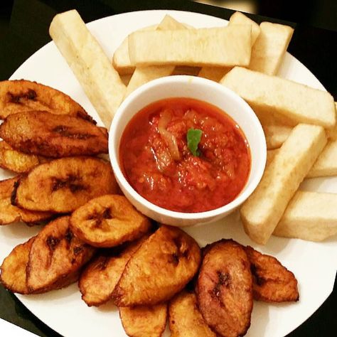 FRIED YAM PLANTAIN AND PEPPER SAUCE.. by 9jasoulfood Fried Yam, Nigerian Stew, Roasted Plantains, Easter Dinner Party, Fried Plantain, Nigeria Food, Ecuadorian Food, Ghanaian Food, Red Oil