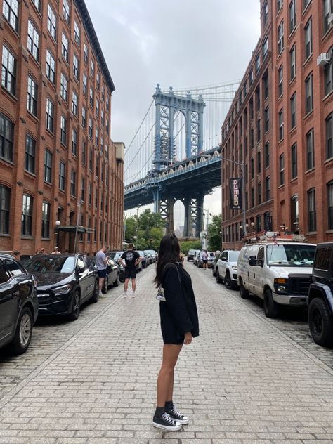 Brooklyn Picture Ideas, Travel Inspo Pictures, Ny Photo Ideas, Aesthetic Nyc Pics, New York Poses Photo Ideas, Brooklyn Pictures, New York Poses, Brooklyn Bridge Aesthetic, Brooklyn Bridge Picture Ideas