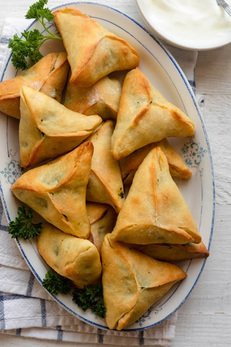 This authentic Lebanese Spinach Pies recipe (called fatayer) is made with a simple homemade dough recipe and the best zingy spinach filling! Arabic Spinach Pie | Middle Eastern Recipes | Lebanese Recipes | Traditional Arabic Recipes | Ramadan Food Arabic Lunch Ideas, Lebanese Recipes Vegetarian, Arab Food Recipes, Arabic Food Traditional, Arabic Appetizers, Lebanese Spinach, Fatayer Recipe, Middle Eastern Recipes Arabic Food, Arabic Food Recipes