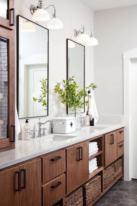 Joanna gaines bathroom Joanna Gaines Bathroom, Fixer Upper Bathroom, Dark Bathroom, Bad Inspiration, Vanity Ideas, Modern Farmhouse Bathroom, Custom Vanity, Blue Bathroom, Dream Bathrooms