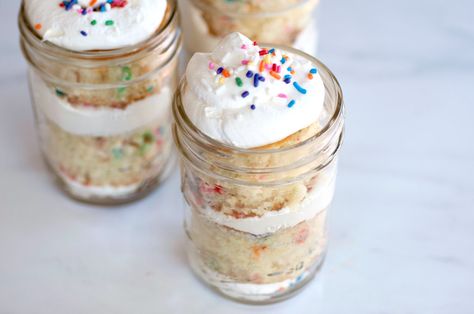 15 Unconventional Mason-Jar Recipes That Are Just Crazy Enough to Work Uses For Mason Jars, Mason Jar Cakes, Mason Jar Desserts, Cake In A Jar, Dessert In A Jar, Popsugar Food, Vanilla Cake Mixes, Mason Jar Meals, Funfetti Cake