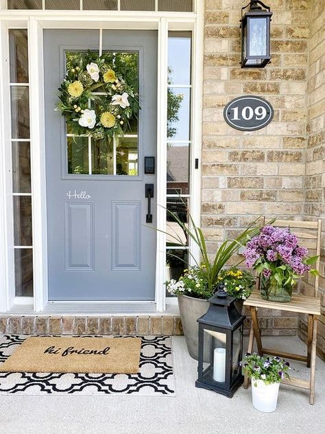 24 Simple Spring Front Porch Decor Ideas » Lady Decluttered Front Entrance Decor, Spring Front Porch Decor, Small Porch Ideas, Veranda Design, Small Porch Decorating, Summer Front Porch Decor, Small Porch, Summer Porch Decor, House Front Porch