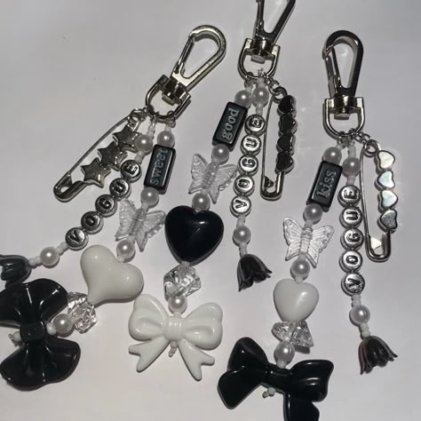 Black Phone Charm, Black And White Keychain, Keychain Beads, Black Keychain, Pretty Jewelry Necklaces, Manik Manik, Bead Charms Diy, Diy Bracelet Designs, Diy Bracelets Patterns