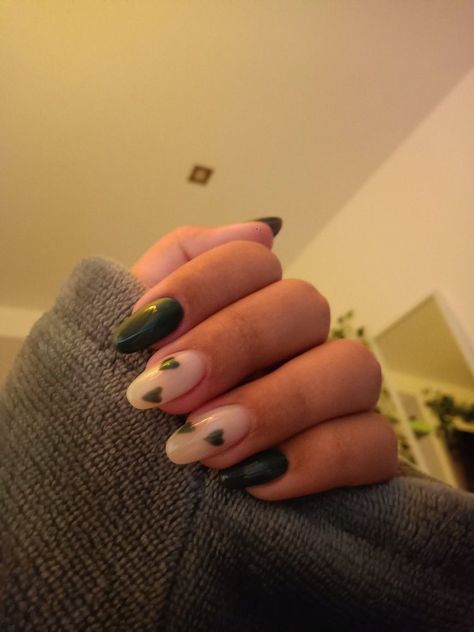 round nails/ unhas arredondadas Green Acrylic Nails Dark, Cute Dark Green Nails Acrylic, Acrylic Nails Designs Oval, Dark Green Oval Acrylic Nails, Nails Inspiration Green And Black, Mail Inspo Dark Green, Dark Green Acrylic Nails Almond, Dark Green Nails Inspiration, Valentines Nails Green