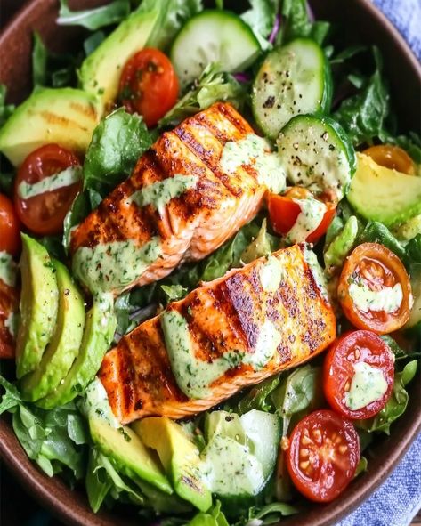 Make a fresh Grilled Salmon Salad with a zesty Cilantro Lime Dressing, perfect for summer meals. Healthy, easy, and full of flavor! Summer Meals Healthy, Creamy Cilantro Lime Dressing, Cilantro Lime Salmon, Grilled Salmon Salad, Salmon Salad Recipes, Grilled Salmon Recipes, Cilantro Lime Dressing, Salad Meal Prep, Sausage Balls