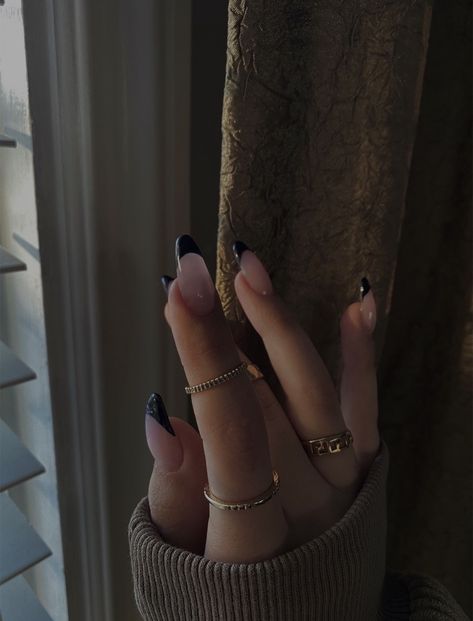 Black Nail Asthetic Pics, Nail Asthetic Pics, Nail Asthetic, Black Acrylic Nail Designs, Black Acrylic Nails, Almond Shape Nails, Classy Acrylic Nails, Dark Nails, Glam Nails