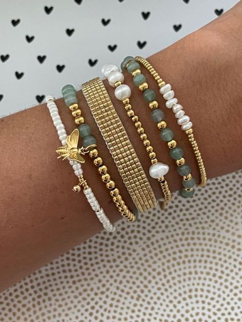 Preppy Jewelry, Wrist Jewelry, Beads Bracelet Design, Jewelry Accessories Ideas, Jewelry Essentials, Stacked Jewelry, Jewelry Lookbook, Bracelets Handmade Beaded, Girly Jewelry