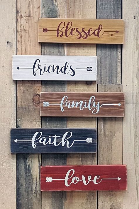 I love these arrow signs. You can choose any word you like and pick your colors and arrow direction. #woodcrafts Arrow Words, Diy Wood Signs, Pallet Crafts, Diy Holz, Pallet Signs, Rustic Wood Signs, Diy Pallet Projects, Décor Diy, Diy Signs