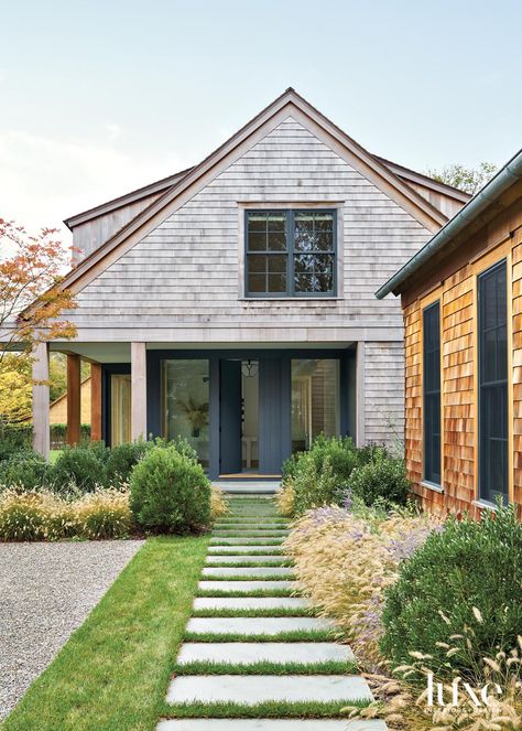 Shake Cottage Exterior, Vermont House Exterior, Stucco Houses, California Modern Interior, Beach House Getaway, Interior Design New York, Yard Inspiration, Built In Banquette, Shingle Style Homes