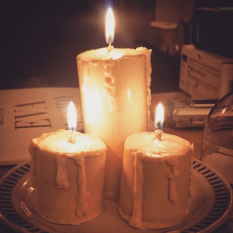 How to make chocolate candles at home, filled with white chocolate mousse. #annreardon #anne #chocolate Edible Candles How To Make, Cookie Candles, Edible Candles, Candle Recipes, Candles At Home, Candle Dipping, White Chocolate Recipes, Chocolate Candle, Candle Cookies