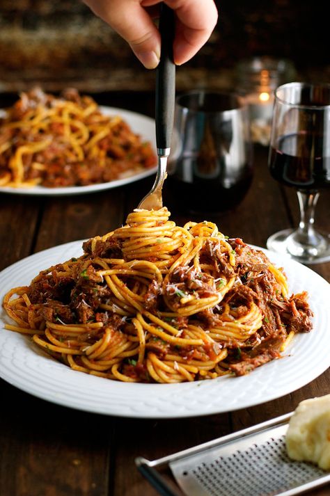 Shredded Beef Ragu, Beef Ragu Pasta, Slow Cooker Pasta Sauce, 5 Star Food, Beef Ragu Recipe, Beef Spaghetti, Ragu Pasta Sauce, Ragu Pasta, Spaghetti Vongole