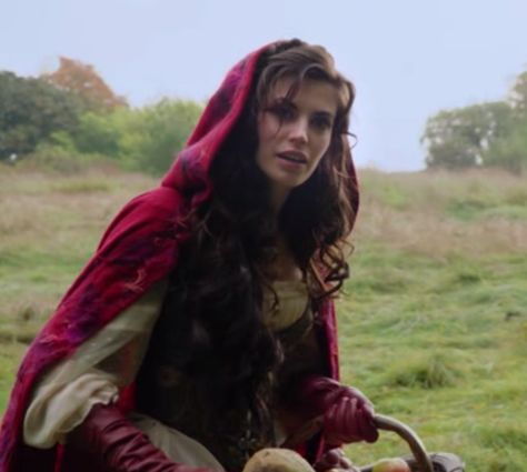 A detailed walkthrough of Riding Hood's outfit from Once Upon A Time Ouat Ruby, Ruby Lucas, Rogue Costume, Elven Costume, Ouat Cast, Red Riding Hood Costume, Costume Tutorial, Red Cape, Female Protagonist