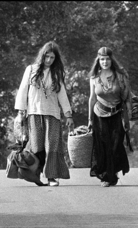 Woodstock Fashion 1969, Woodstock 1969 Outfits, Woodstock Outfit 1969, Real Hippies 70s, Woodstock Aesthetic Outfit, Woodstock 1969 Fashion, 60s Hippie Outfits, Hippies 70s, 1960s Hippie Fashion