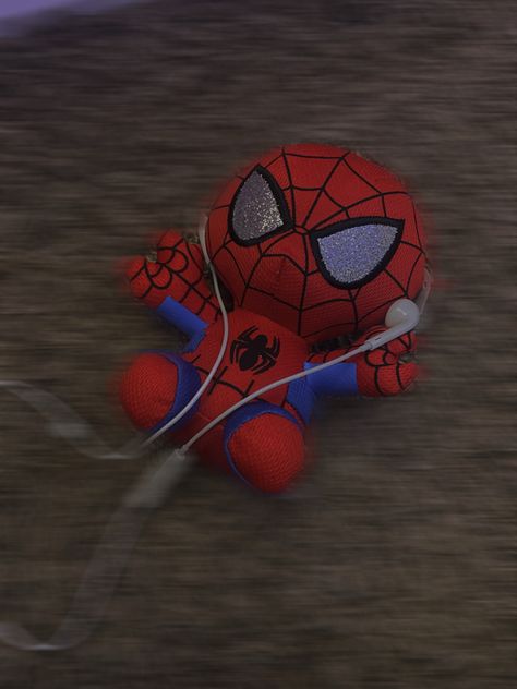 Spiderman Plush Wallpaper, Spiderman Plushie Pfp, Spider Man With Headphones, Spider Man Images, Spiderman Pfp Y2k, Pdp Y2k, Spidergirl Aesthetic, Cute Spiderman, Spiderman Icons