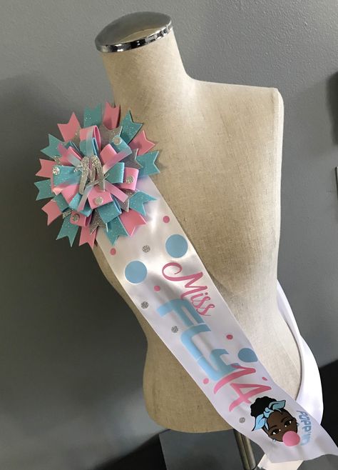 Combining a pin with a sash gives your perfect occasion the ultimate wow factor. Each pin and sash is customized to you theme and color scheme. LETS GET CREATIVE! Sash Ideas Diy, Diy Birthday Ribbon, Sashes Diy, Birthday Ribbon, Custom Sash, Counting Worksheets, Birthday Pins, School Project, Wow Factor