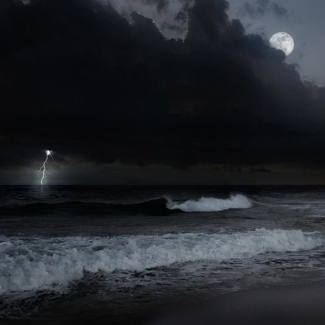 Dark Beach, Ocean Storm, Ocean At Night, Istoria Artei, Beach At Night, Ocean Wallpaper, Night Aesthetic, Laptop Wallpaper, Moon Art