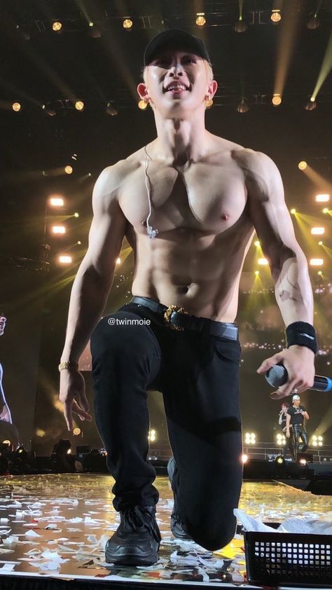 Wonho Abs, Kpop Soloist, Tvxq Changmin, Hot Kpop, Handsome Asian Men, K Wallpaper, Hot Asian Men, Monsta X Wonho, Shirtless Men