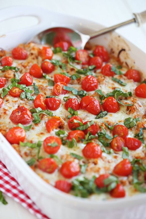 Cheesy Caprese Chicken & Quinoa Casserole - Eat Yourself Skinny Chicken Quinoa Casserole, Quinoa Casserole Recipes, Costco Rotisserie Chicken, Caprese Recipes, Quinoa Casserole, Monthly Menu, Healthy Casserole Recipes, Chicken Quinoa, Keto Casserole