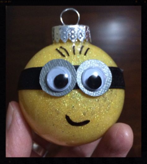 My minion ornament. Creative Ornaments, Minion Ornaments Diy, Christmas Ball Ideas, Ordiment Ideas, Ornament Ideas, Minion Ornaments, Minion Christmas, Harry Potter Christmas Decorations, Disney Christmas Decorations