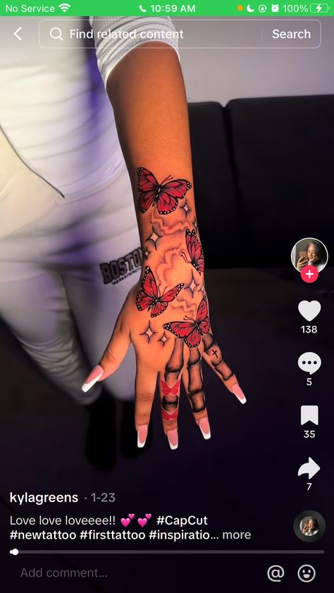 Black Women Hand Tattoos Ideas, Lv Tattoo Ideas, Stitch Hand Tattoo, Baddies Tattoos Ideas, Hand Tattoos For Women Flowers, Hand Tattoos Female, Klaws Tattoos Ideas, Colored Tattoos On Dark Skin, Hand Tattoos Stencils