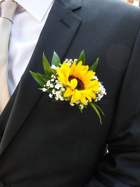 Sunflower Boutonniere, Sunflower Wedding Decorations, Sunflower Themed Wedding, Sunflower Wedding Bouquet, Boda Mexicana, Sunflower Bouquets, Boutonniere Wedding, Yellow Wedding, Sunflower Wedding