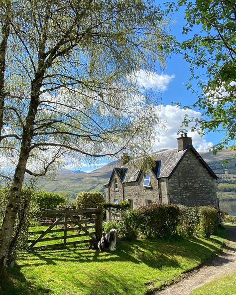 Scottish Highland Cottage, Scottish Farm, Scottish Cottage, Country England, Cottages Scotland, Scottish Cottages, Cottage Wallpaper, Scottish Homes, Moving To The Uk