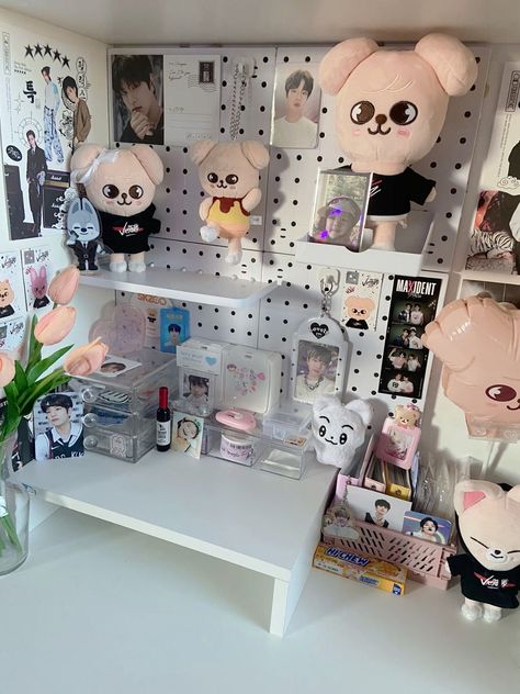 Puppym Skzoo Aesthetic, Stay Room Decor Skz, Stray Kids Bedroom, Skz Bedroom, Collector Room, Korean Bedroom Ideas, Stay Core, Small Room Makeover, Room Maker