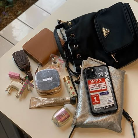 What's In My Purse, Nate Archibald, Inside My Bag, Tokyo Street Fashion, Purse Essentials, Hipster Grunge, Handbag Essentials, Girls Tote, Chuck Bass