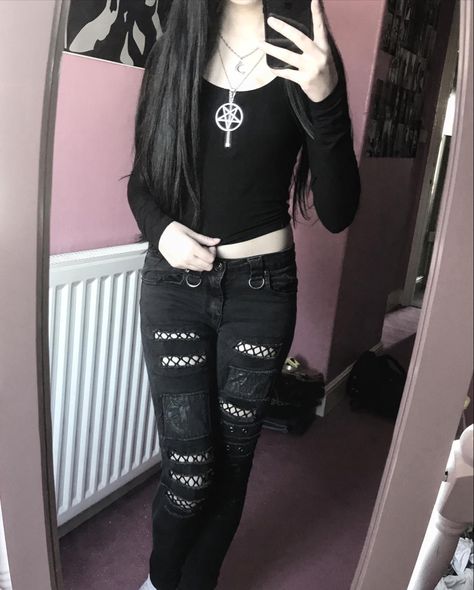 Emo Leggings Outfit, Goth Gym Outfits, Metalhead Girl Outfits, Metal Girl Outfit, Emo Clothes For Girls, Black Metal Fashion, Full Black Outfit, Stylish Skirts, Punk Outfits