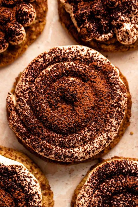 Top of tiramisu cookies. Tiramisu Cookies Recipe, Cookie Presentation Ideas, Cookie Tiramisu, Cookie Presentation, Cookie Flavours, Tiramisu Cookies, Cookies Photography, Homemade Cake Mixes, Best Easy Dessert Recipes