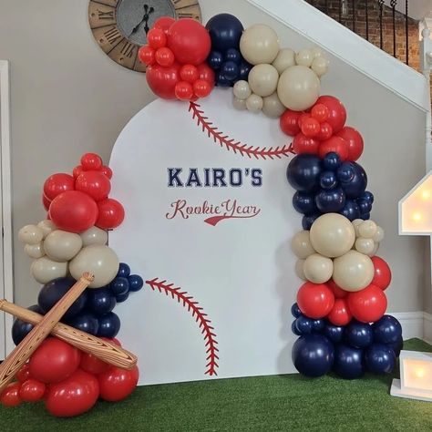 Rookie year, big league vibes ⚾🎈This baseball-themed balloon setup was a home run! . . #birthdaypartyideas#firstbirthday #rookieyear #balloondecor #eventstylist #stlouis #sedemamaevents #balloons #balloonstylist  #balloongarland #balloonart #balloonartist #balloondecoration #edwardsvilleillinois #partyideas #partydecor Edwardsville Illinois, Baseball Theme Party, Baseball Theme, Home Run, Balloon Art, Balloon Garland, Theme Party, Balloon Decorations, Party Themes