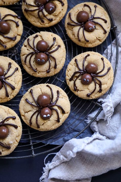 Spider Cookies are the classic peanut butter blossom cookie with a festive twist. Add candy, legs and eyes for the perfect Halloween treat! Peanut Butter Spider Cookies, Oppgaver For Barn, Ella Claire, Halloween Backen, Halloween Cookie Recipes, Spider Cookies, Halloween Fest, Blossom Cookies, Fun Halloween Food