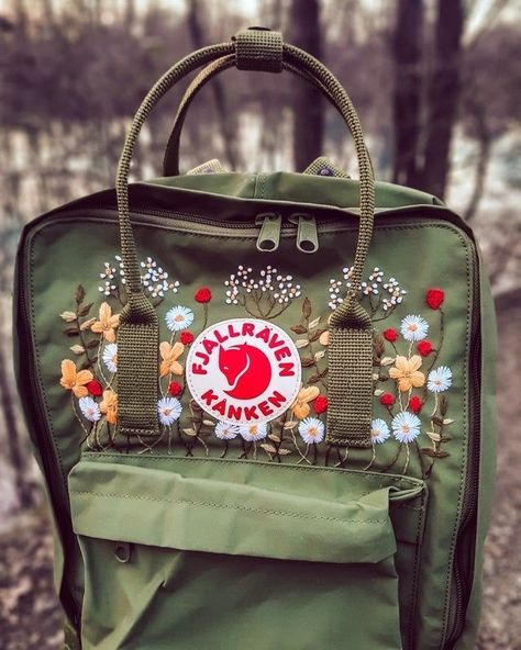 Kanken Backpack Embroidery, Easy Embroidery Patterns, Embroidered Kanken, Backpack Embroidery, Mochila Fjallraven Kanken, Aesthetic Embroidery, Backpack Diy, Flower Hand Embroidery, Embroidered Backpack