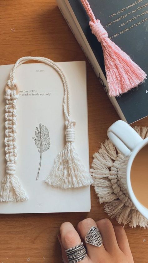 Macrame Office Decor, Macrame Bookmark Diy, Macrame Book Mark, Macrame Display, Diy Book Marks, Come Intrecciare, Bookmark Tassels, Macrame Bookmark, Books Accessories