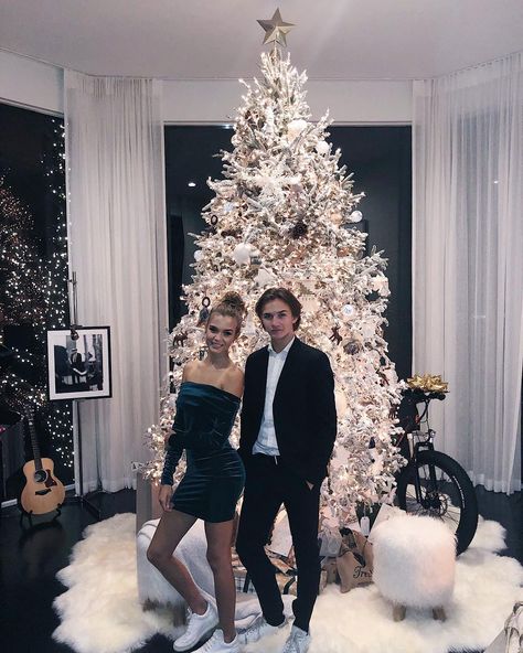 Oliver Skriver on Instagram: “The perfect Christmas” Christmas Couple Pictures, Winter Date Ideas, Image Couple, Christmas Is Over, A White Christmas, Josephine Skriver, Christmas Photography, Christmas Photoshoot