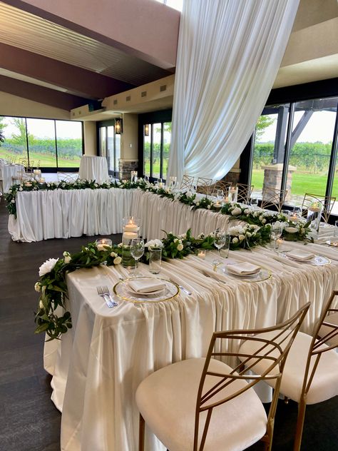 Rectangle Head Table Wedding Decorations, Head Table Wedding Bridal Party, Head Table U Shape, U Shape Head Table Wedding, Table Cloth Wedding Ideas, Large Wedding Party Head Table, Wedding Head Table Ideas With Bridal Party, Head Table Set Up Ideas, Bridal Party Seating Arrangement